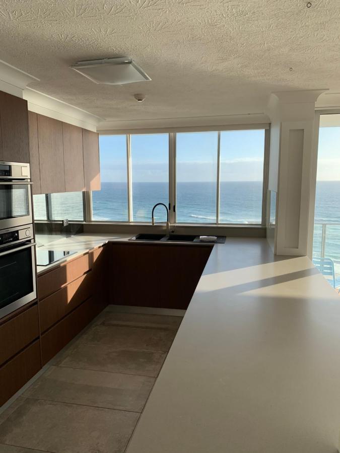 Pacific Regis Beachfront Holiday Apartments Gold Coast Bagian luar foto