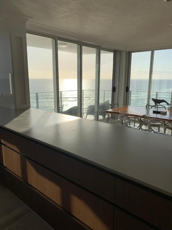 Pacific Regis Beachfront Holiday Apartments Gold Coast Bagian luar foto